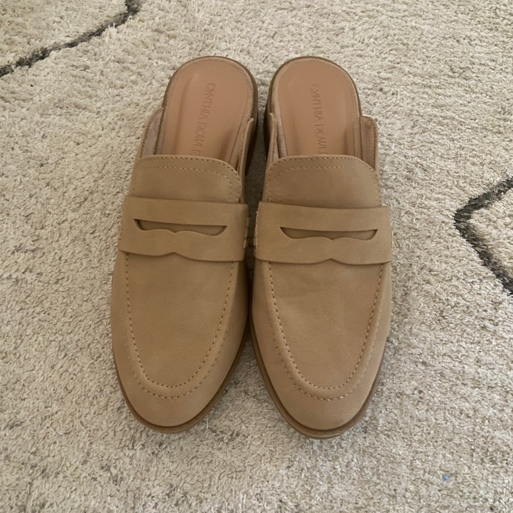 NWOT Cynthia Rowley Light Tan Pointed Mules